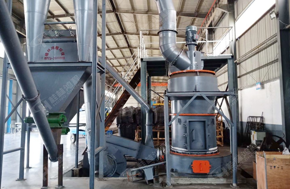 高嶺土粗磨粉設備鴻程R型雷蒙磨粉機 產(chǎn)量達3噸
